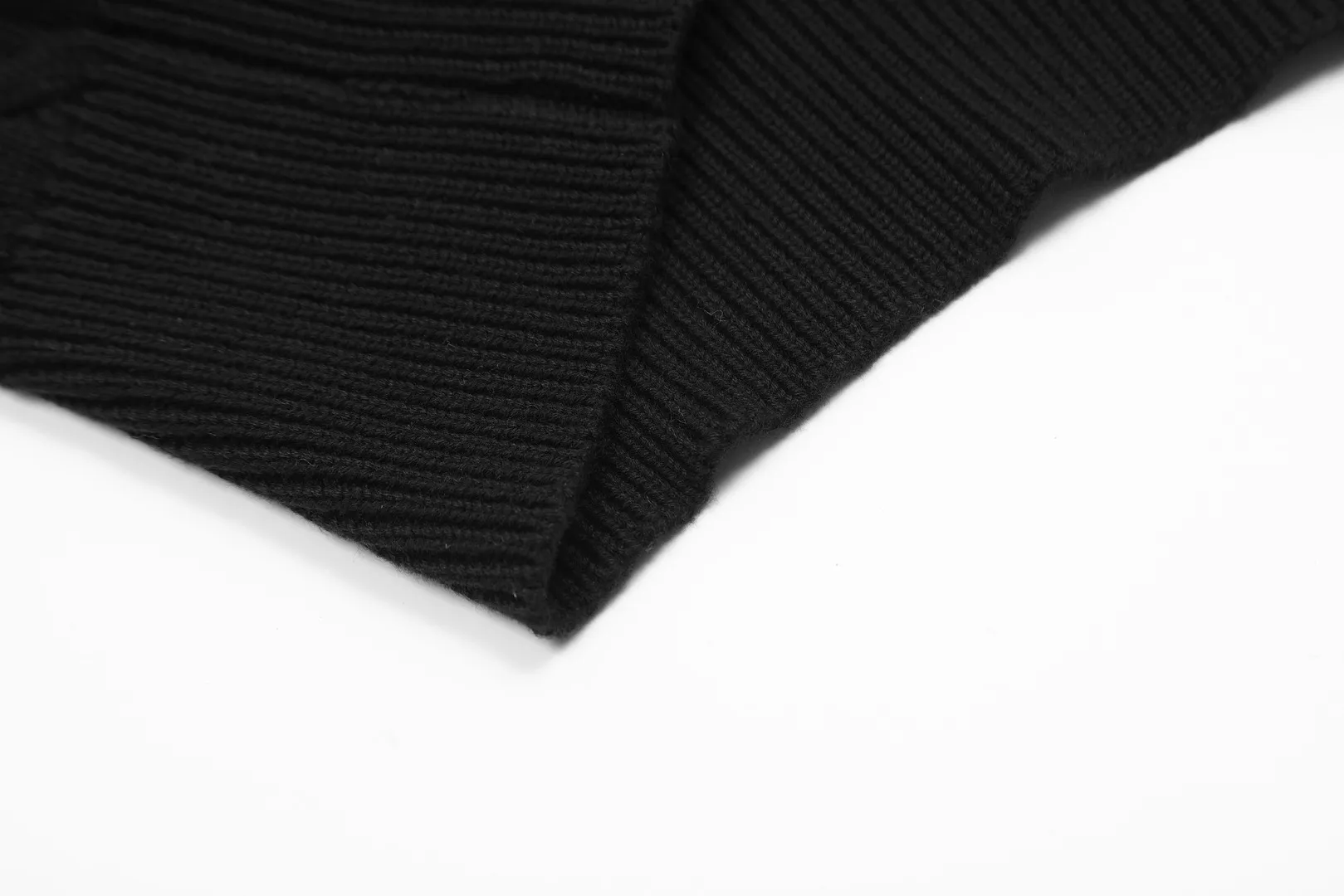 🅿️176 "Top quality" Style number: DS021# (not off the shelves all year round) [Ralph Lauren round neck cardigan solid color pony embroidered logo knitted short sleeves] ✅Ralph Lauren classic basic versatile all-season cardigan knitted short sleeves ✅Main supplier platform live broadcast Wholesale entities Replenish when out of stock Not off the shelves ✅ZP quality 1:1 version Scan the code to enter the GF website Counter quality ✅Details and quality are the only one in Guangzhou. Imported quality cotton yarn, focusing on high-end, cost-effective. Needless to say good quality. ✅The version is restored to the original order. The maximum size can be worn up to 160 pounds. Loose, comfortable and stress-free.